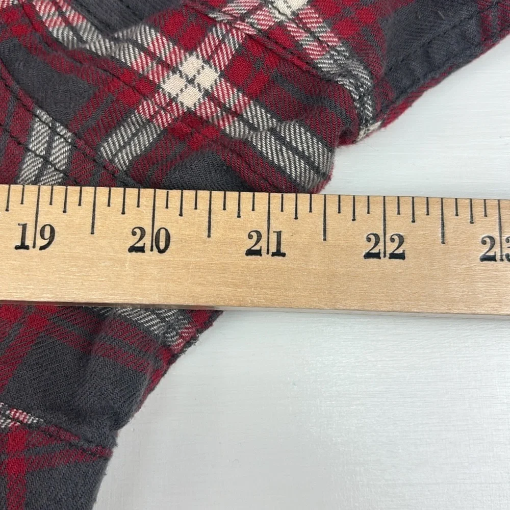 Duluth Trading Co Woman's Checkered Button Up Shirt Medium